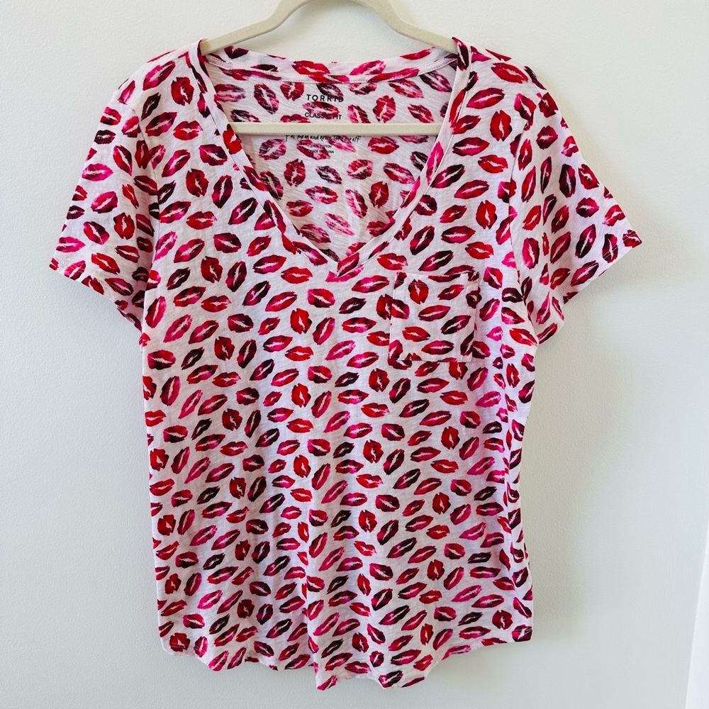 Torrid Multi Lips V-Neck Heritage Slub Pocket Tee Size 1 (14-16)
